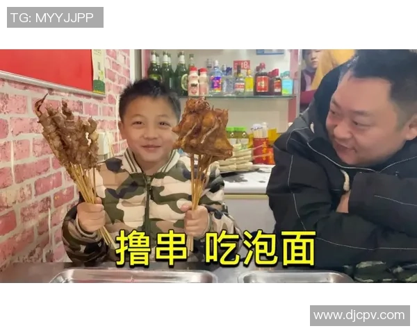 足球明星品尝中国泡面引发热议网友纷纷点赞其独特美食选择